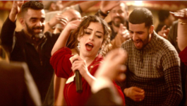 حياة شيخة بين الكابريه وحلم ابنها.. دوزيم تعرض “الجميع يحب تودا” لعيوش