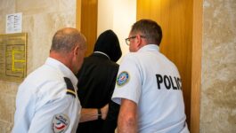 هل يقضي لمجرد 10 سنوات كاملة بالسجن؟ وهل يساعده حمل زوجته على الإفراج المبكر؟