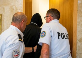 هل يقضي لمجرد 10 سنوات كاملة بالسجن؟ وهل يساعده حمل زوجته على الإفراج المبكر؟
