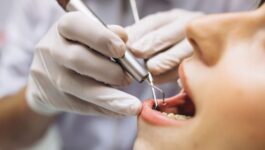 عميدة: الكفاءة والوعي شرطان أساسيان لتميز أطباء الأسنان