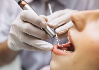 عميدة: الكفاءة والوعي شرطان أساسيان لتميز أطباء الأسنان