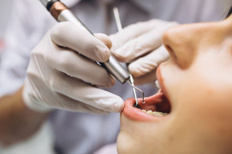 عميدة: الكفاءة والوعي شرطان أساسيان لتميز أطباء الأسنان