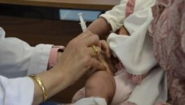 الصحة تدعو الأسر المغربية إلى استكمال تلقيح الأطفال وتؤكد توفر اللقاحات بالمجان
