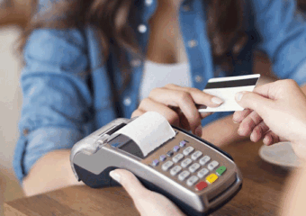 بنك المغرب يخفض رسوم البطاقات البنكية.. ماذا سيستفيد التاجر والزبون؟