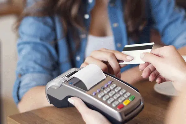 بنك المغرب يخفض رسوم البطاقات البنكية.. ماذا سيستفيد التاجر والزبون؟