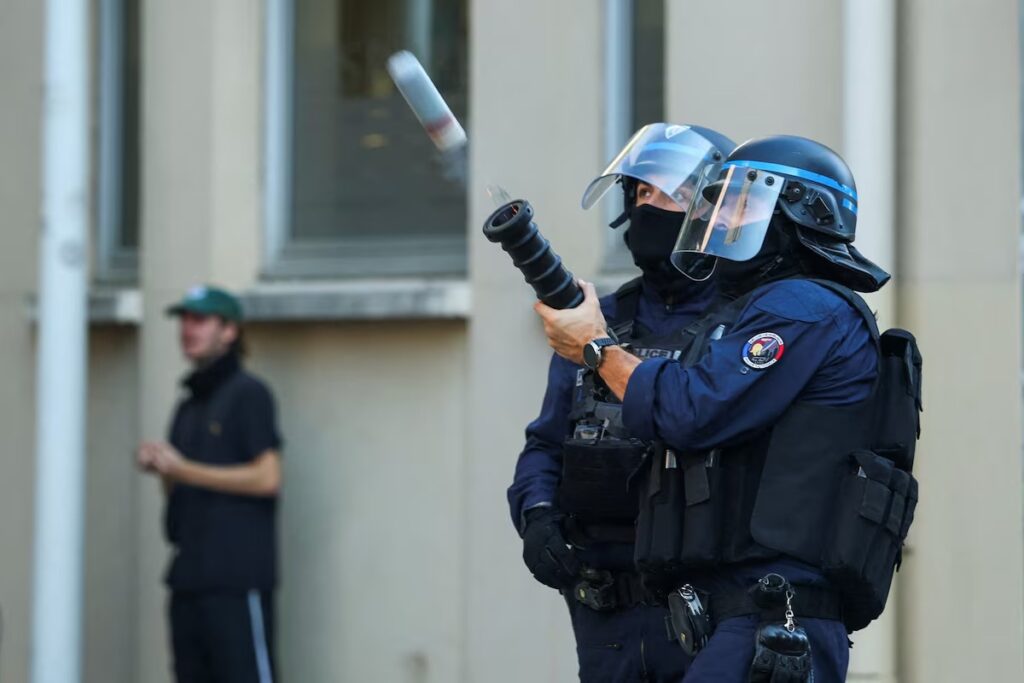الحكومة الفرنسية توقف استخدام قنابل الصوت