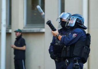الحكومة الفرنسية توقف استخدام قنابل الصوت