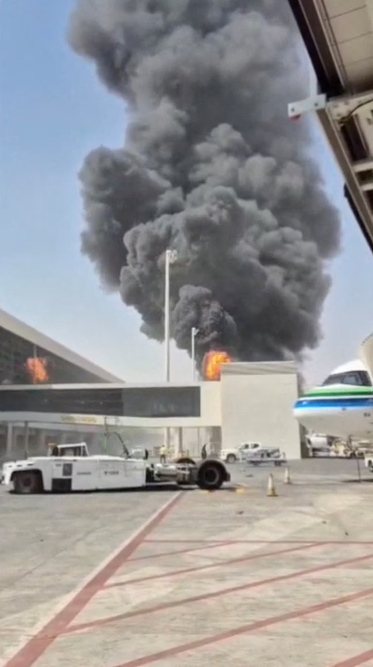 قتلى في هجوم حوثي جديد على مطار الرياض قتلى في هجوم حوثي جديد على مطار الرياض