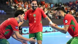 أسود القاعة يفتتحون “الكان” برباعية في شباك الجزائر