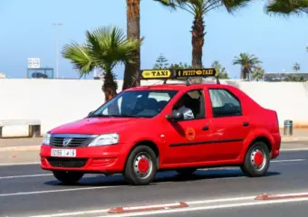 مستغلو “الطاكسيات” يضغطون لرفع الحد الأدنى للتعريفة من 8 إلى 12 درهماً