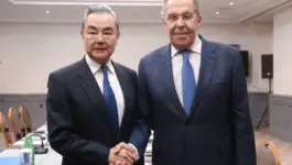 وزيرا خارجية روسيا والصين يناقشان التعاون