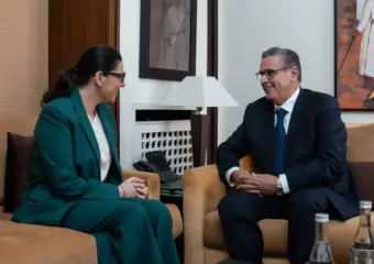 أخنوش يسلم السلط لرئيسة الحكومة الجديدة فاطمة الزهراء المنصوري