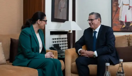 أخنوش يسلم السلط لرئيسة الحكومة الجديدة فاطمة الزهراء المنصوري
