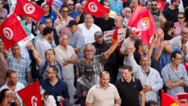 تونسيون ينتفضون ضد قيس سعيد