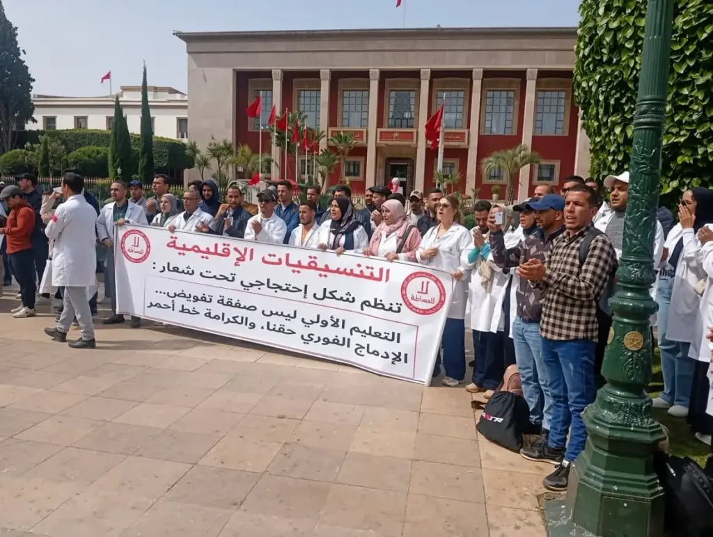 أساتذة التعليم الأولي يحتجون أمام البرلمان مطالبين بالإدماج في الوظيفة العمومية