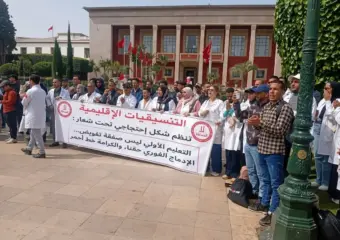 أساتذة التعليم الأولي يحتجون أمام البرلمان مطالبين بالإدماج في الوظيفة العمومية