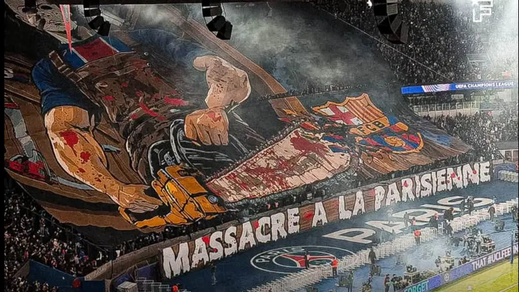 برشلونة يرفع شكوى للويفا بسبب تيفو “مذبحة باريس”