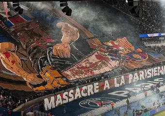 برشلونة يرفع شكوى للويفا بسبب تيفو “مذبحة باريس”