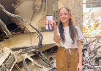 بهاتف و1.4 مليون متابع.. الطفلة نسرين من غزة ضمن أفضل 8 صناع محتوى بالعالم