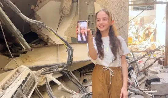 بهاتف و1.4 مليون متابع.. الطفلة نسرين من غزة ضمن أفضل 8 صناع محتوى بالعالم
