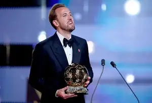 هاري كين يفوز بجائزة الكرة الذهبية 2026