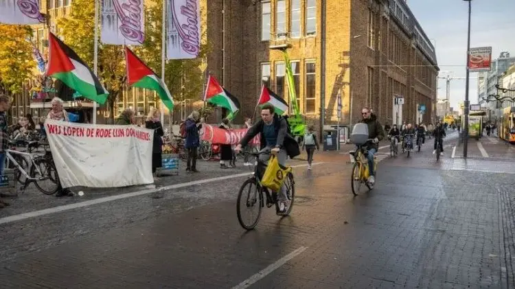 احتجاج صامت بهولندا دعما لفلسطين منذ 111 أسبوعا