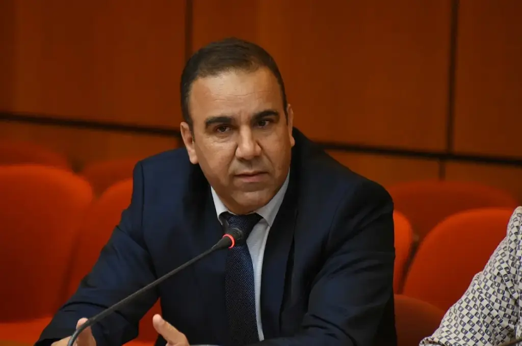 لشهب ينتقد بطء إنجاز المشاريع الصحية مقارنة بالملاعب ويحذر من اختلالات النجاعة العمومية
